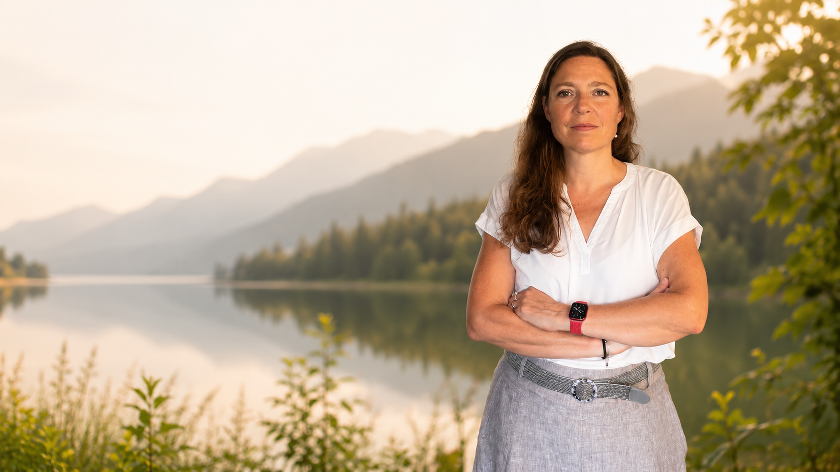 Roxane, fondatrice de RG Finances Conseils, au bord d'un lac de montagne